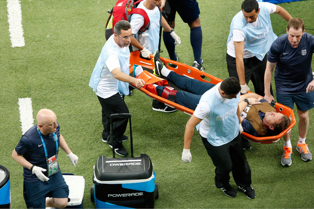 Kuriose Szene: England-Physio Gary Lewin verletzte sich beim Torjubel und musste abtransportiert werden.