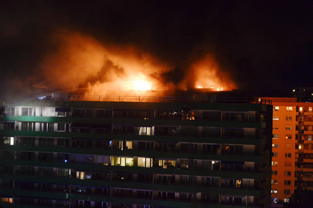 In der Nacht zum 21. Juli brach im O-Dorf am Dach des Hochhauses in der An-der-Lan-Straße 41/43 ein Feuer aus.