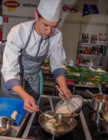 Konzentriert arbeitete Thomas Schäffer an der Sauerrahm-Espuma.