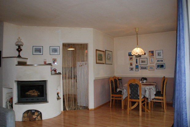 Ofen, Küchenzugang, Essplatz – das innerfamiliäre Kommunikationszentrum in der Haid-Wohnung.