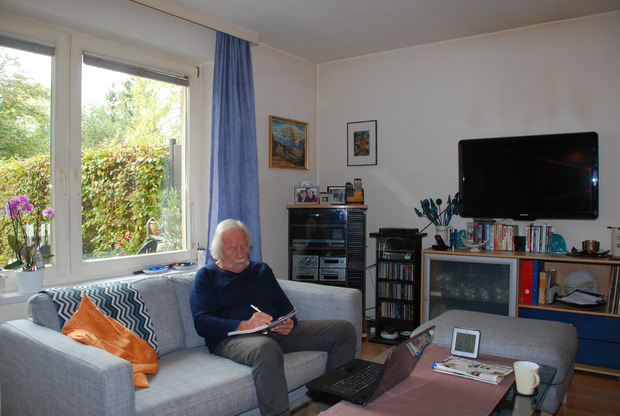 Viktor Haid eim Verfassen des nächsten „Herr Reindl“-Beitrags im Wohnzimmer seines Hauses - mit Füllfeder trotz Laptop.