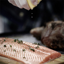 Auf Zedernholz geräucherter Lachs.