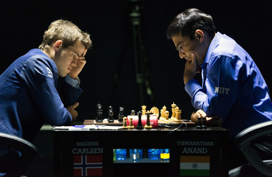 Carlsen (l.) bleibt Weltmeister.
