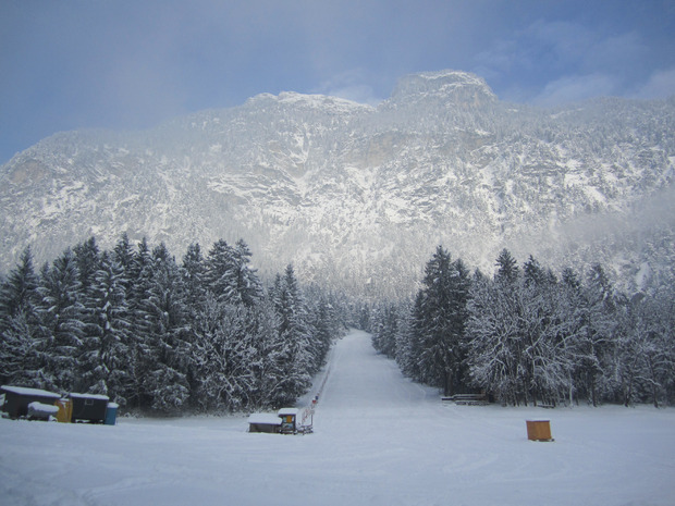 Vorbei geht es an der Rodelhütte (links) und einem kleinen Lift samt super Piste.