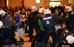 Ausschreitungen bei Protesten gegen den Akademikerball in der Wiener Hofburg.