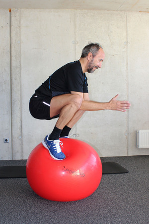 Bei dieser Balanceübung beansprucht Georg Juen alle Muskelpartien – auch den Beckenboden.