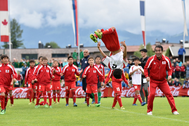 Die Iraner von der KIA Football Academy mit Trainer Mehdi Mahdavikia mussten bei der U11 zwar in St.?Johann eine Niederlage im Finale gegen 1860 München hinnehmen, überzeugten aber beim Jubel als Akrobaten.
