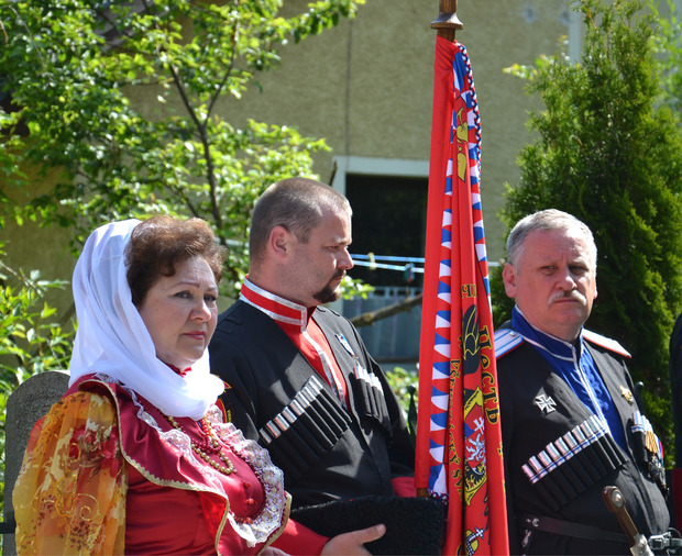 Uniformen, Trachten und Fahnen prägten das festliche Bild.