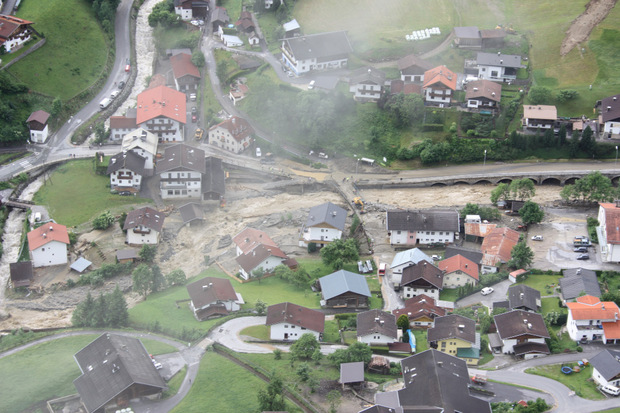 Ein Bild vom Hubschrauber aus zeigt die schweren Schäden in Sellrain.