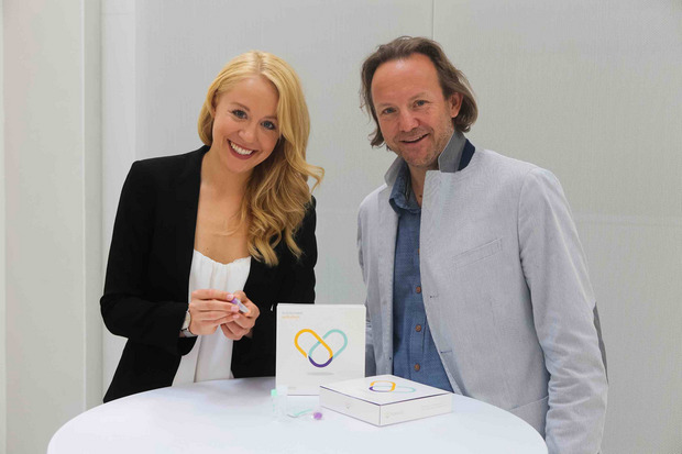 Bianca Gfrei und Roland Fuschelberger zeigen den Selbsttest.