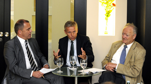 „Wir dürfen die FPÖ nicht ausschließen“: Reinhold Lopatka mit TT-Chefredakteur Alois Vahrner (l.) und Ex-Nationalratspräsident Andreas Khol.