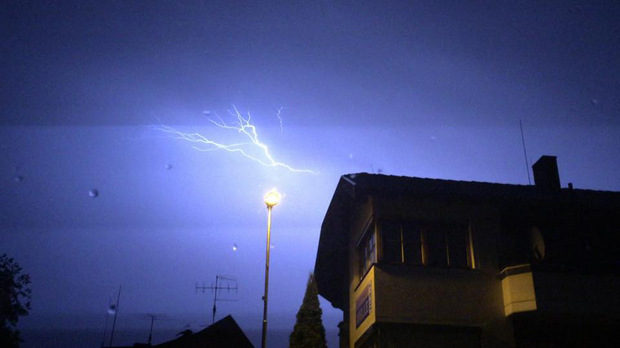 Blitze zuckten in der Nacht auf Mittwoch quasi im Sekundentakt über Tirol, wie hier in Arzl im Pitztal.
