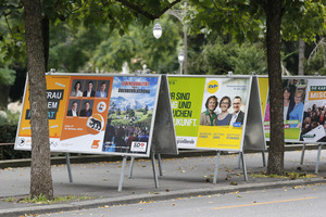 Wahlplakate verschiedener Parteien in Bern.