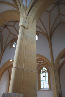 Die Tuffstein-Pfeiler wurden in einem Ockerton „geschlämmt“.