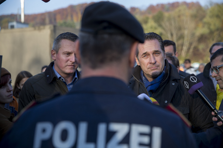 Während der Datierung auf dem Spielfeld