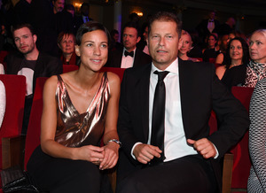 Schauspieler Til Schweiger und seine Freundin Marlene Shirley unterhalten vor der Preisverleihung.
