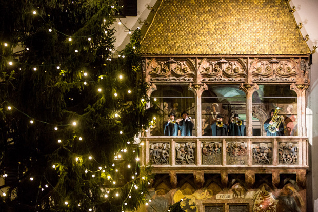Vom Goldenen Dachl in Innsbruck erklingen täglich die besinnlichen Weisen der Turmbläser.