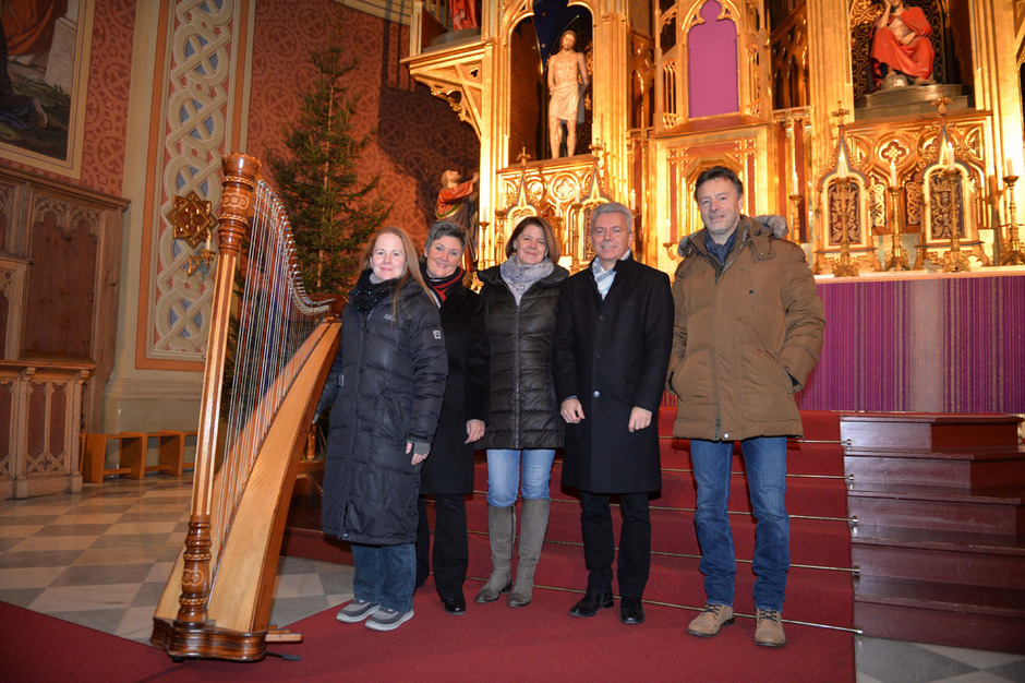 Bernhard Plattner, Fritz Pletzer, Eva Wenter, Evi Lackner (Vokal-
ensemble Zirl, v. r.) mit "Haarfee" Claudia Nußbaumer.
