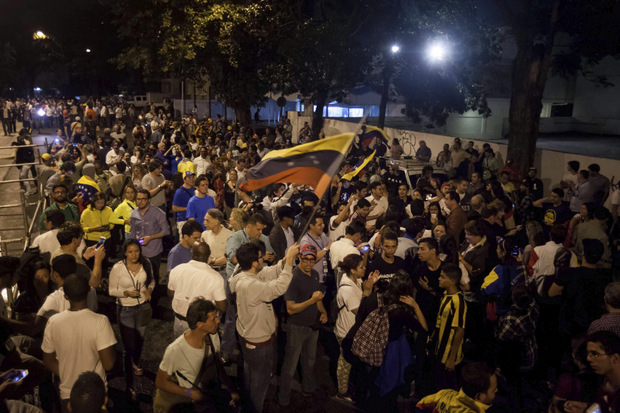 Oppositionelle feierten das Ergebnis noch in der Nacht auf den Straßen der Hauptstadt Caracas.