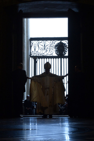 Nach der Öffnung der Heiligen Pforte in der rechten Vorhalle des Petersdoms schritt er zum Altar.