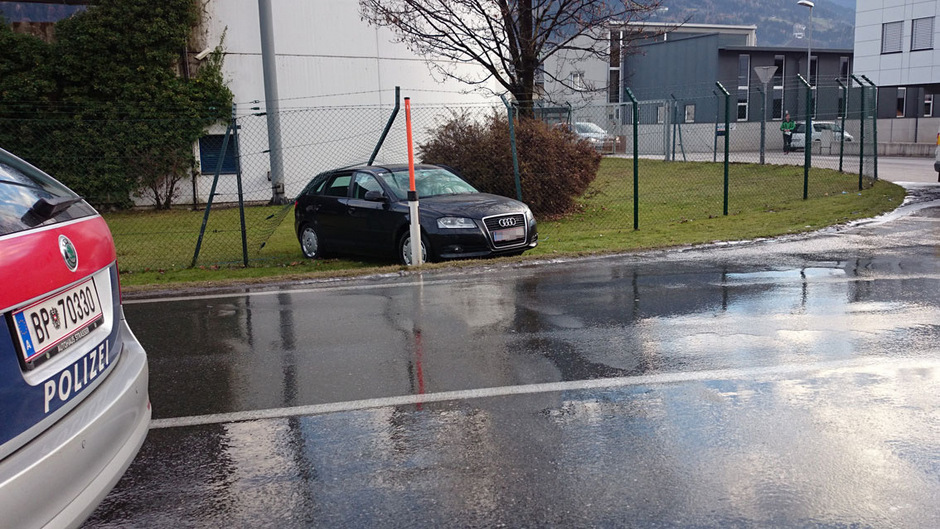 Eines der Fahrzeuge wurde gegen einen Zaun geschleudert.