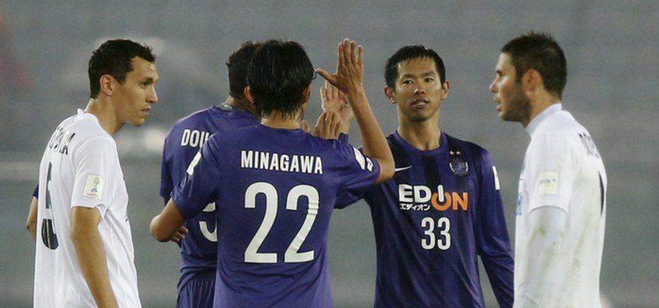 Hiroshimas Torschützen Yusuke Minagawa und Tsukasa Shiotani bejubelten ihre Treffer.