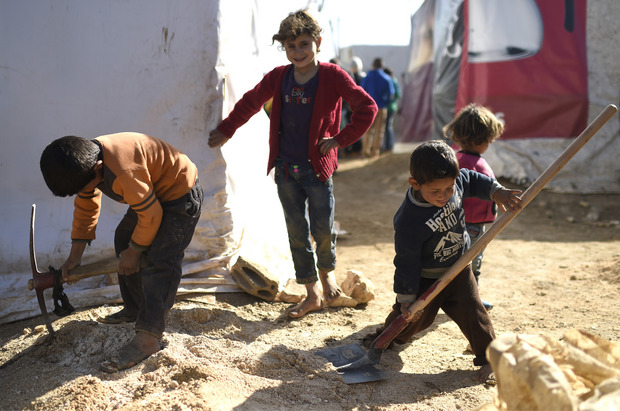 Kinder in einem Flüchtlingslager in der Bekaa-Ebene nahe zur syrischen Grenze.