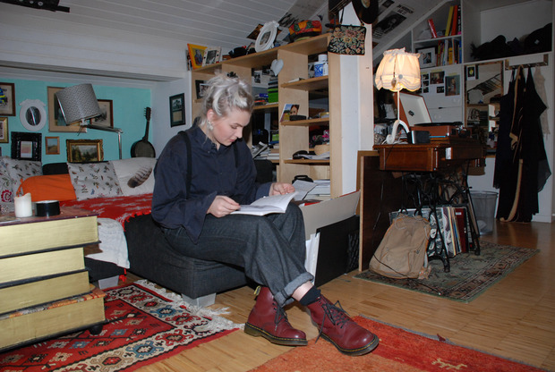Magdalena Schwitzer in ihrem Atelier- und Wohnraum im Dachgeschoß des Schwitzer-Hauses.