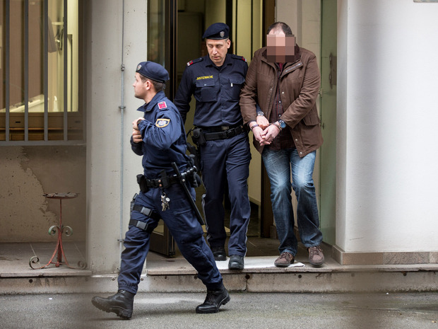 Der 44-jährige Mordverdächtige wird aus seiner Zelle geführt.