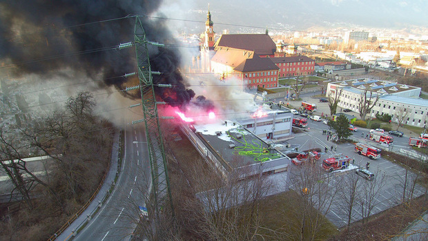 Die Rauchentwicklung des Brandes neben der WIltener Basilika war auf weite Entfernung zu sehen.