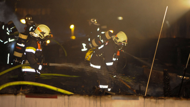 Für die Feuerwehrleute war schwere Atemschutzausrüstung notwendig.
