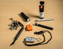 Alternativen zum Pfefferspray: Verteidigungsstäbe am Schlüsselanhänger, stumpfe Gegenstände wie z. B. Taschenlampen oder Taschenalarme.