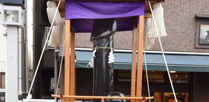 Hinter dem Phallus aus Metall steckt eine Legende.