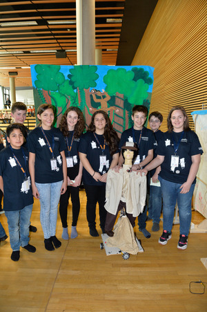 Das Team der Mittelschule Nenzing mit ihrem Indianer-Jones Roboter.