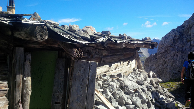 Foto von der Hütte vor dem Abbruch. Das Schild „Geier Walli Hütte“ wurde aufbewahrt.