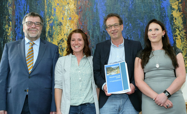 Präsentierten die Studie: Gottfried Tappeiner und BM Wolfgang Jörg mit den Studentinnen Eva-Maria Weinseisen und Julia Sapinsky (v. l.).