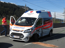 Das Rettungsauto wurde beim Zusammenstoß beschädigt.