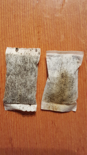 Die Stärke des Snus hängt von der Tabakmenge ab: links ein prall gefülltes Säckchen, rechts ein schwächeres.