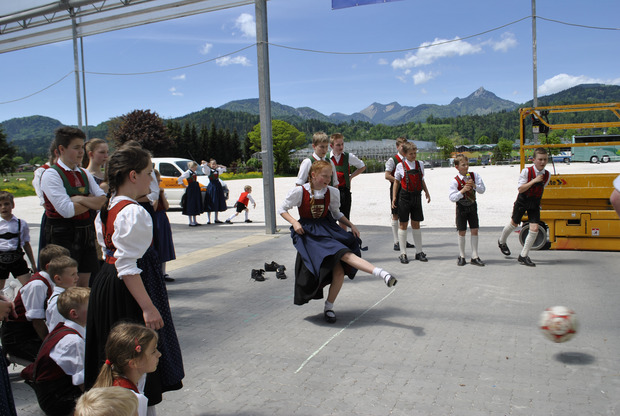In der traditionellen Tracht galt es, möglichst viele Tore in einer bestimmten Zeit zu schießen. Auch Mädchen machten mit.