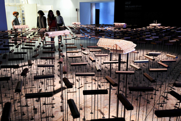 Die Modelle von Architekturen, die im thailändischen Pavillon aufgespießt sind, zittern bei jedem Berühren wie bei einem Erdbeben.
