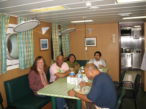 Tafeln mit der Crew. Passagiere und Besatzung essen dreimal täglich zusammen.