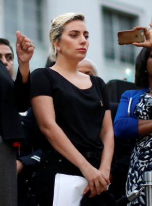 Lady Gaga nahm an der Trauerfeier in Los Angeles teil. Die Sängerin unterstützt seit Beginn ihrer Karriere die LGBT-Bewegung.