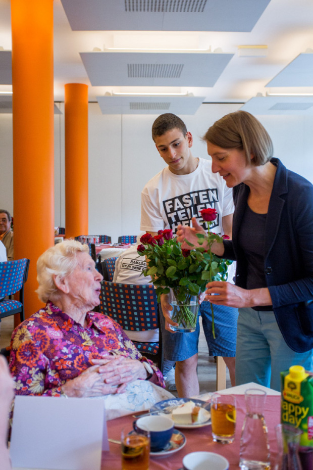 Rosen für die Jubilare: Ahmed assistiert Heimleiterin Katharina Becke.
