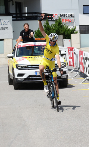 Nach sieben Stunden und zwanzig Minuten erreicht „Vergleichsradler“ Patric Grüner mit dem Rennrad das Ziel in Sölden.