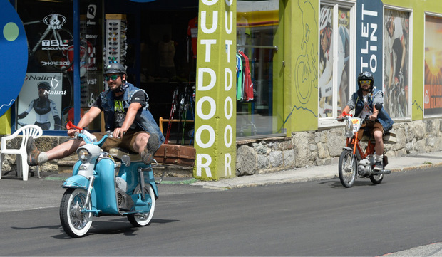 Nach einem stundenlangen einsamen Kampf auf dem Moped erwartete die Teilnehmer dann ein großes Feiern im Ziel.