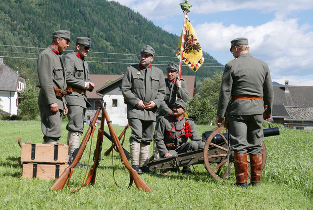 Die Traditionsbatterie des k&k Gebirgsartillerieregiments Kaiser Nr. 14 aus Dölsach unterstützte die Ehrensalven mit Böllerschüssen.