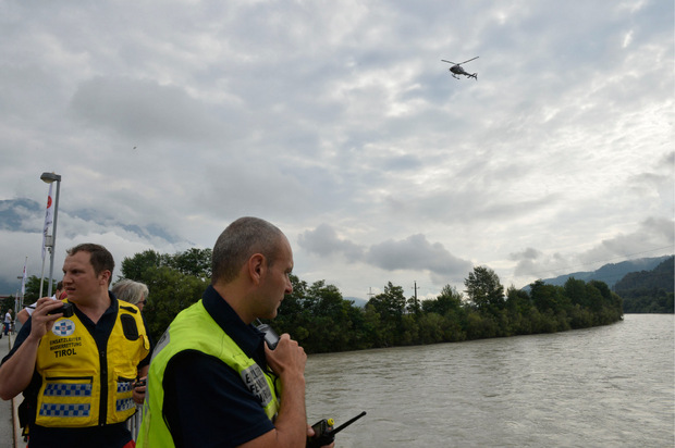 Auch ein Polizeihubschrauber flog das Gebiet rund um die Sill und den Inn ab.