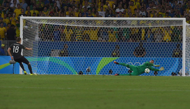 Der entscheidende Moment: Brasilien-Keeper Weverton fischt den Elfmeter von Nils Petersen aus dem Eck.