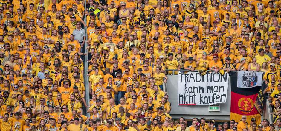 Dresdens Anhang machte seinem Ärger über den Sponsor des Konkurrenten Luft. Nicht immer nur mit harmlosen Transparenten.