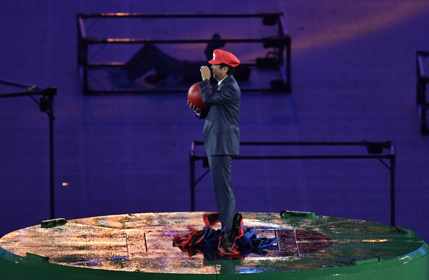 Japans Premierminister Shinzo Abe tauchte als Super Mario im Maracana auf.